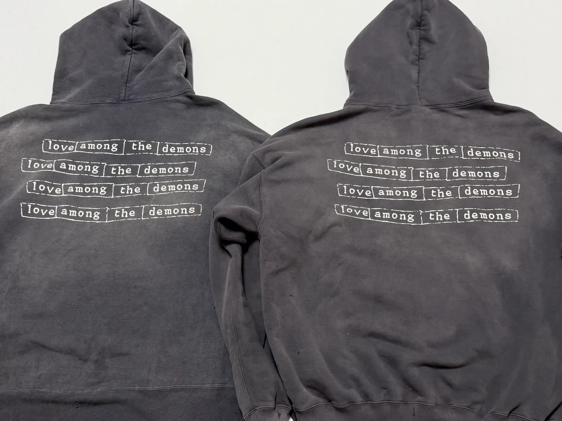 Pattern vs Original SAINT Mxxxxxx HOODIE/LOVE AMONG/BLK Blue SAINT Barrage Slogan Hoodie Washed Black S-XL The latest version has been modified many times. The version is closer to the original version and has a stronger street flavor! Heavy washing with water-sprayed fading process for stronger distressing effect. Handmade wormhole destruction treatment. Authentic level extreme distressed crack printing. The main mark and wash mark are all correct versions.